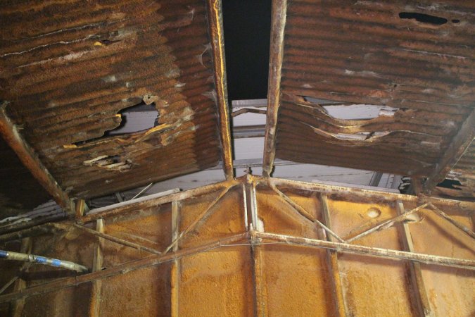 Ceiling of group sow housing shed